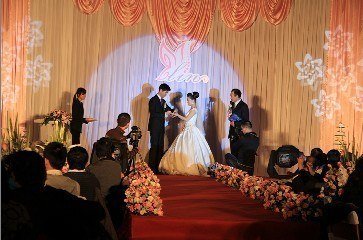 2017年公司年會(huì)流行主打舞臺(tái)燈光設(shè)備有哪些？效果圖